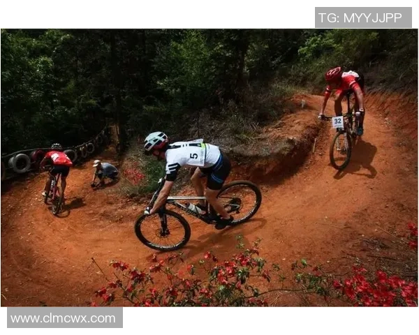 足球球星盲笔手绘展现独特艺术魅力与运动激情交织