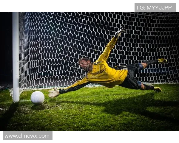 足球巨星化身守门员铁壁展现巅峰扑救瞬间震撼全场
